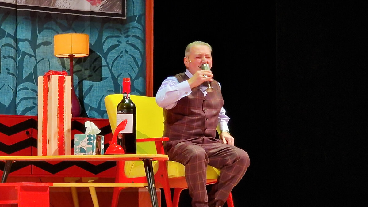 Сцена из спектакля "Почему каждый раз"