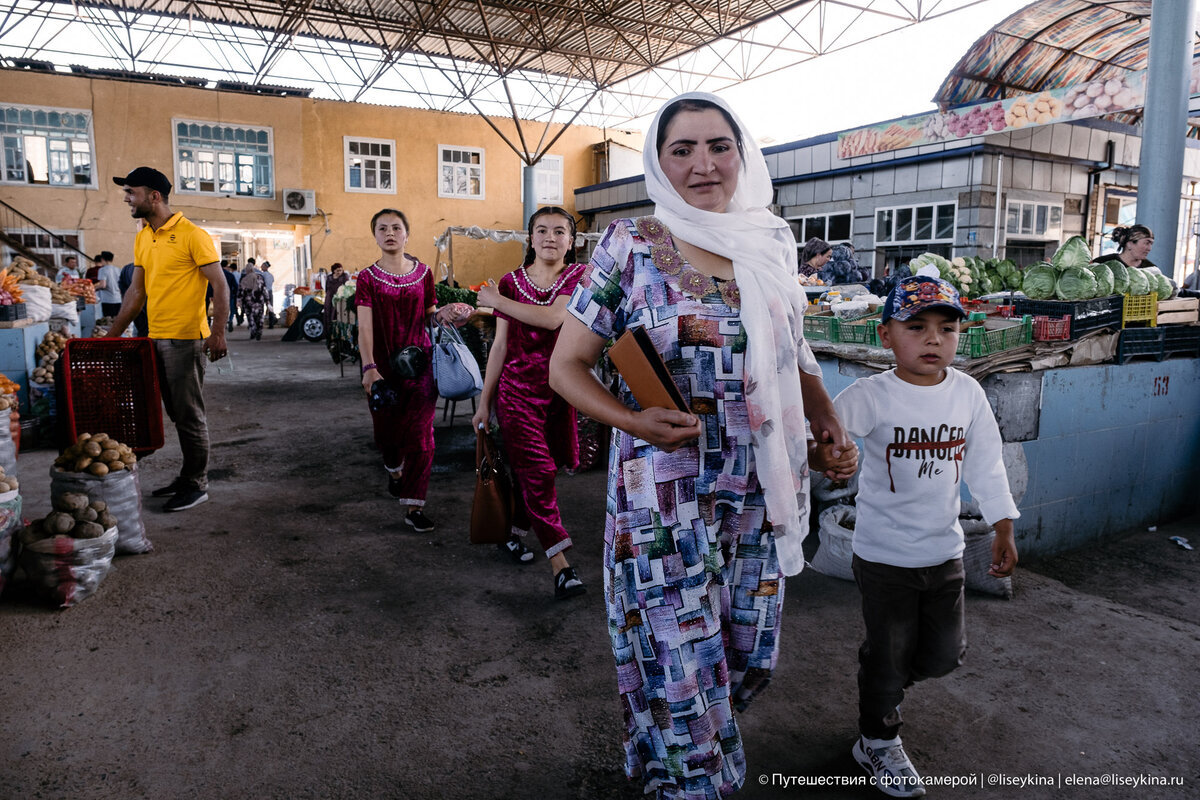 Мама, сын и две дочери на базаре в городе Ургут. 