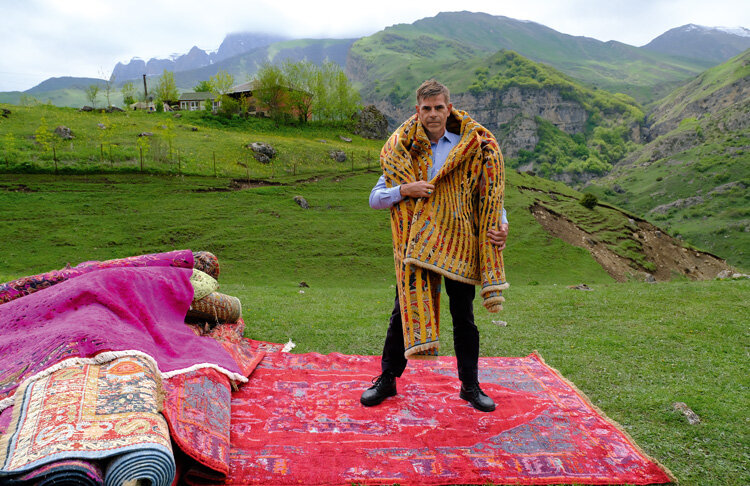 Ковры (слева направо): Saujbulag и Azer Pulse Heriz 147 Sky. Ян Кат держит ковер Saujbulag Waved