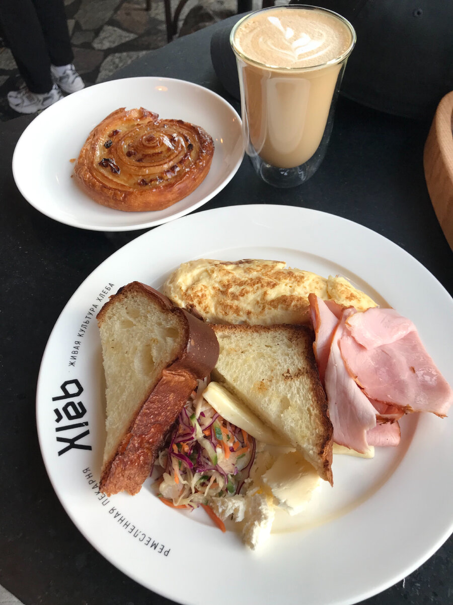 Омлет Ветчина-сулугуни с хлебом Бриошь. 