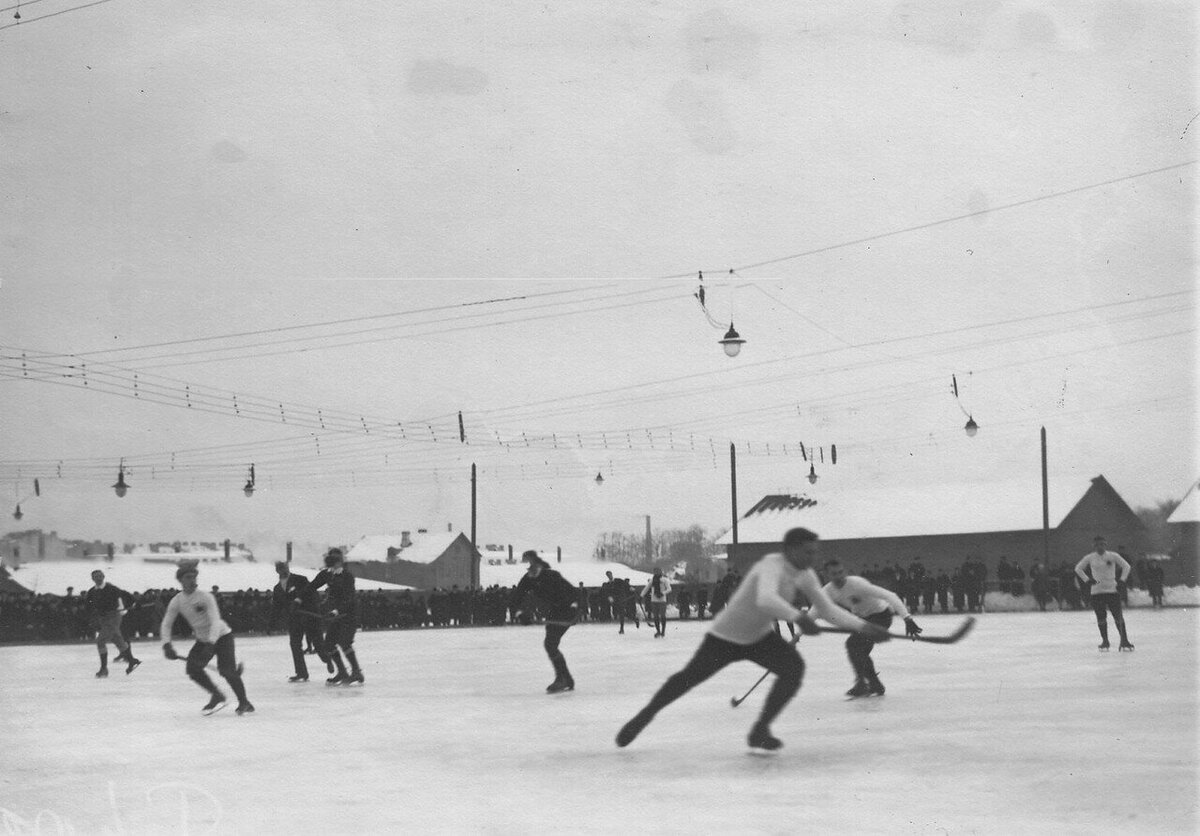 Хоккейная команда Петербурга на катке для игры в русский хоккей (Обводный канал, 130). 16 февраля 1914 года