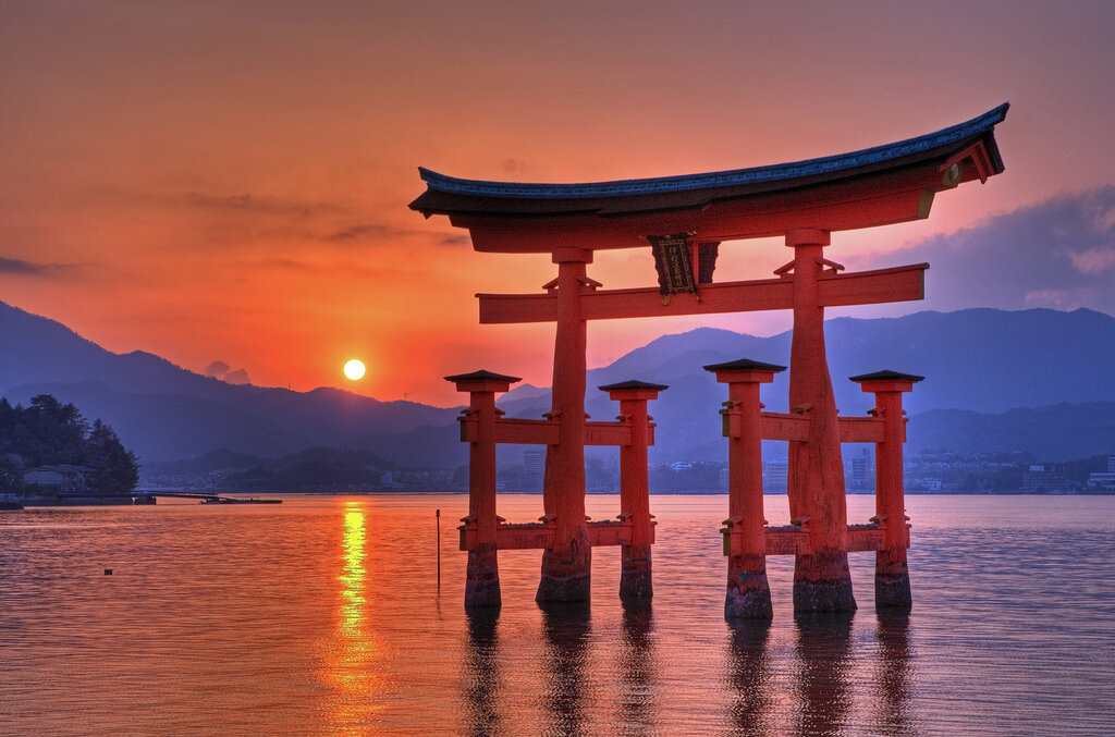 Тории — довольно узнаваемый символ Японии, представляющий собой П-образные ворота без створок.  Как правило, такие ворота устанавливают на пути к святилищу.