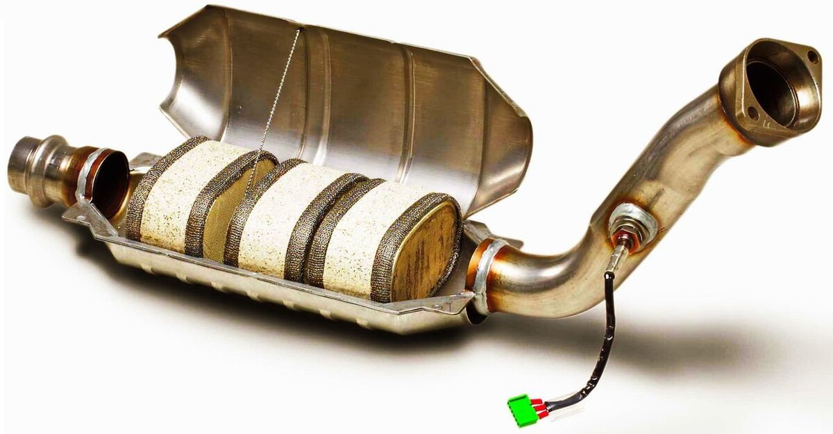 Совсем недавно компания Volkswagen даже потерпела многомиллионные убытки из-за дизельного скандала, который начался из-за нарушений производителя. И одним из самых главных элементов, который повышает экологичность автомобиля, является каталитический нейтрализатор, в народе его называют просто - катализатор. Этот элемент в автомобиле хоть и очень нужный, но довольно проблемный. Ведь в последнее время участились кражи катализаторов с автомобилей. Зачем же их воруют? Что же содержит в себе обычный классический катализатор?Что представляет собой каталитический нейтрализатор? Он представляет собой небольшой устройство, которое состоит из множества небольших ячеек, в которых содержатся такие металлы, как палладий, платина и родий. Именно они и привлекают внимание со стороны злоумышленников. Но эти компоненты были выбраны не просто так. Все эти металлы обладают невероятными поглощающими способностями, они могут нейтрализировать большую часть вредных выхлопов автомобиля.Выгодная инвестиция. Самым привлекательным среди представленных компонентов является палладий. Он за последний год существенно вырос в цене. Так, например, на сегодняшний день одна унция палладия стоит 2100 долларов.Состав. Опытные специалисты уже давно знают, в каких катализаторах содержание палладия наибольшее количество. Самое низкое его содержание находится в автомобилях с дизельным мотором. На втором месте расположились транспортные средства с бензиновыми моторами. Ну а самое большое содержание его имеется в гибридных автомобилях.В чем смысл таких действий? Катализаторы, которые снимаются с автомобилей, просто сдаются на драгоценные металлы. В среднем в одном катализаторе может находиться 1,5-2 грамма палладия. Поэтому с одной такой продажи теоретически можно заработать несколько десятков тысяч рублей. Но на самом деле все гораздо сложнее. Ведь чтобы продать этот металл, его нужно сначала извлечь из катализатора. А сделать это не так уж и просто. Поэтому выгода данного процесса совсем небольшая.