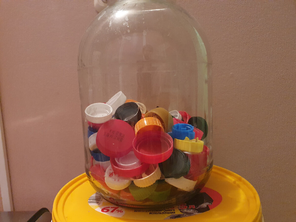 В основном это крышки от бутылок из-под молока, воды, подсолнечного масла, йогуртов. Точно нельзя сдавать крышки из-под зубной пасты. Все должно быть чистым. Эту банку я собираю больше полугода, и она заполнена всего наполовину.