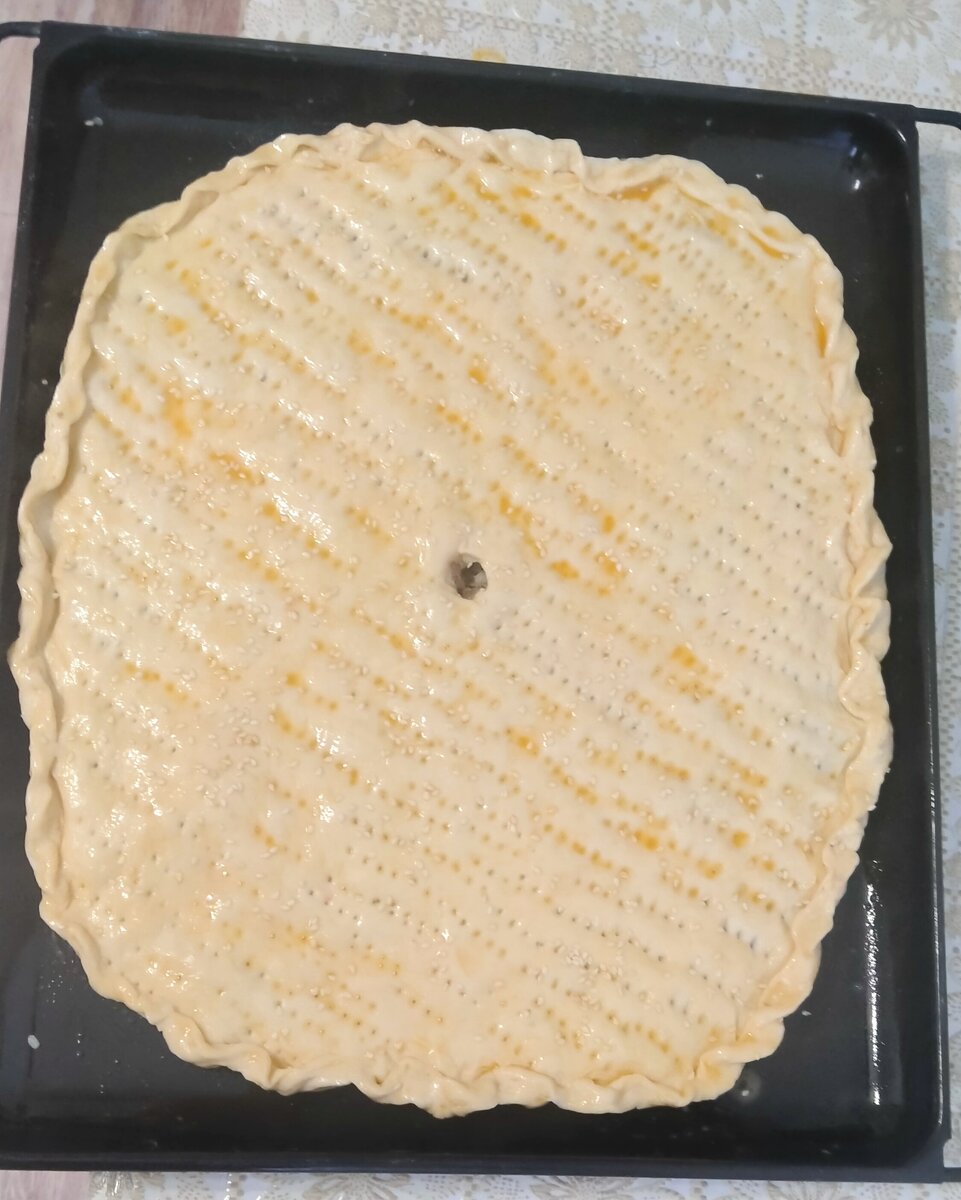 Смазать яйцом и посыпать кунжутом.