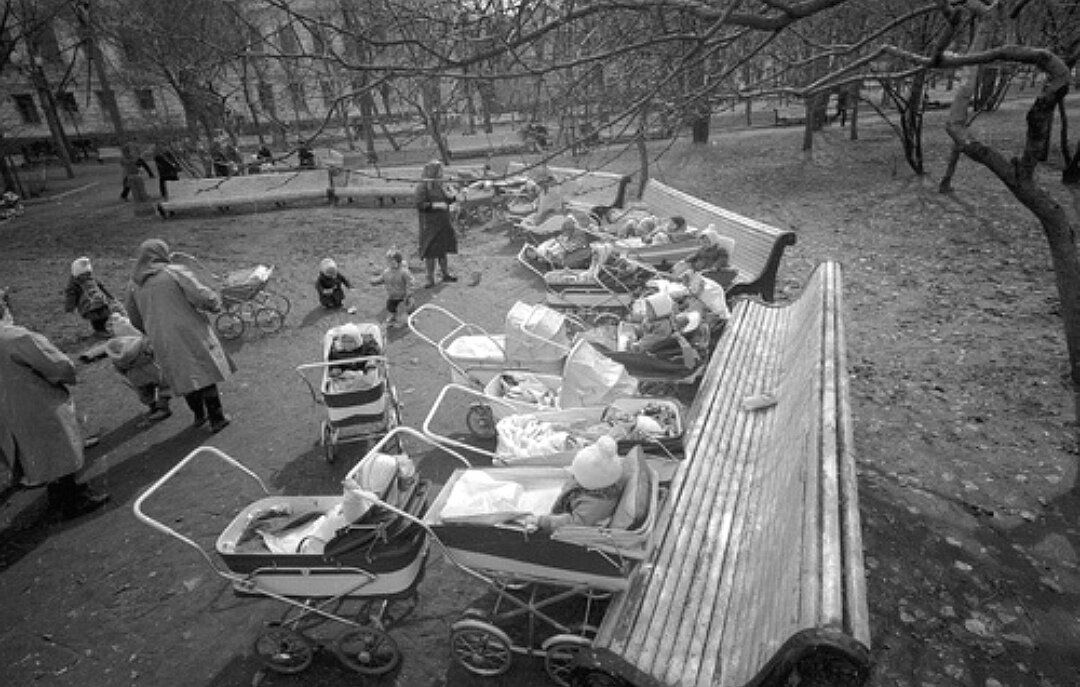 На прогулке. Автор фото: Виктор Ершов, 1969 год. Бабушки на подмоге :) 