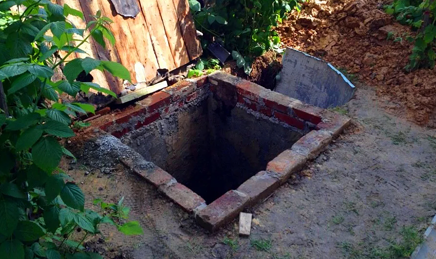 Выгребная яма на участке.
