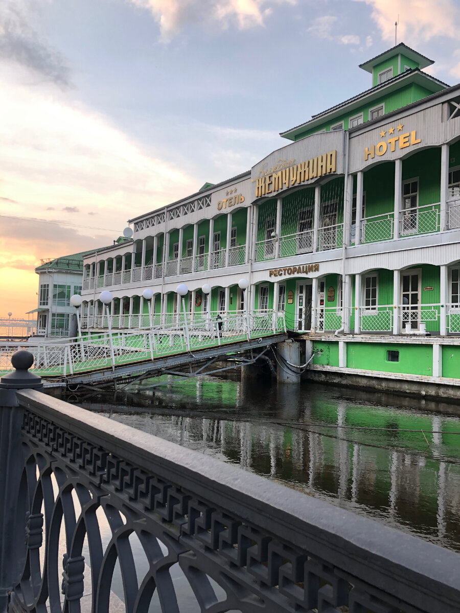 Вход в отель. Лично у меня вызывает киношные ассоциации - вспоминается фильм Жестокий романс. 