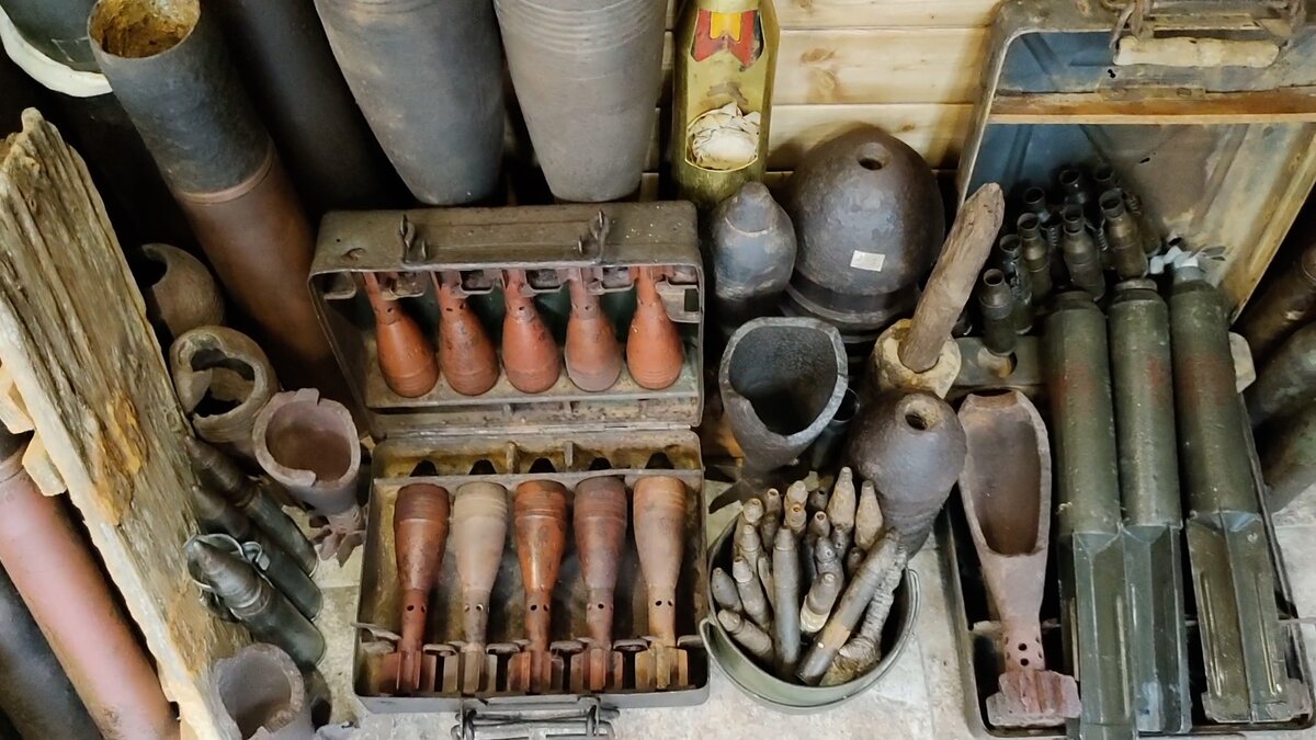 Когда заходишь в такие лавки попадешь словно в музей. Для нашей страны которая пережила столько войн это в двойне интересно. 