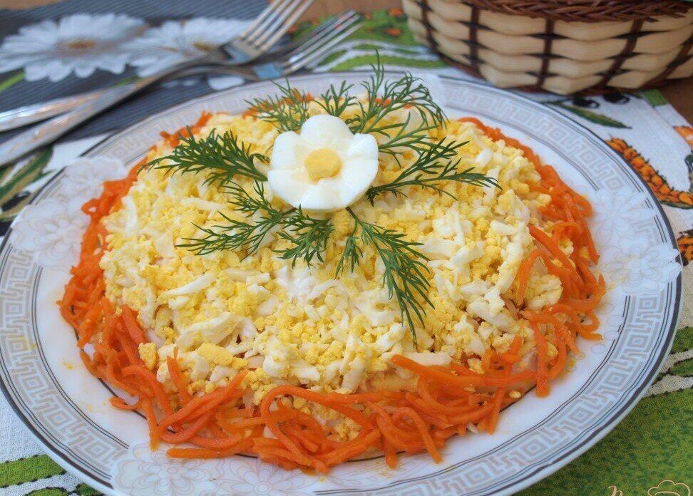 Салат с яйцом и корейской. Салат яйцо корейская морковь курица сыр. Слоеные салаты с корейской морковкой. Украсить салат корейская морковка. Украшение салата с корейской морковью.