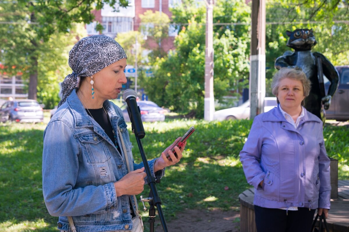 Под дубом мы Коту читаем на праздник Пушкина стихи. 4 июня 2021 года. Фото из личного архива