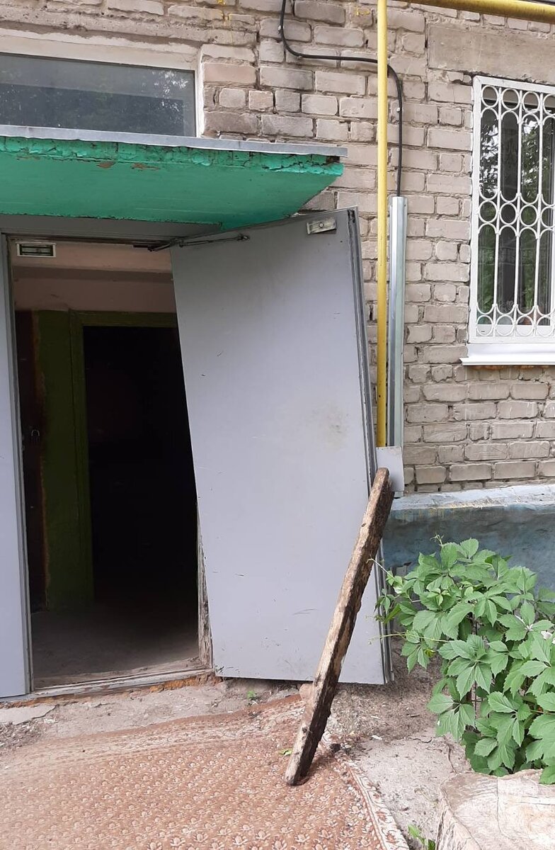          Дверь оторвали....