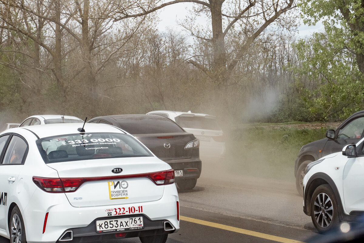 Если дорога позволяет, то по обочинам едут и в два ряда