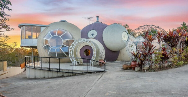 Дом из шаров. Фото из открытого источника в Яндексе.