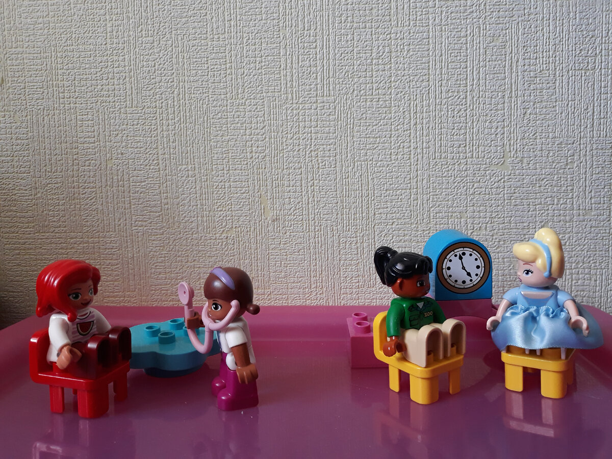 Чем занять себя в очереди на приём к врачу? Разговором! Совет: фильтруйте не только базар, но и собеседников... ;) / Иллюстративная фотография, сделанная автором статьи.