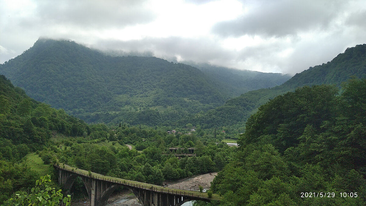 На фоне моста любят фотографироваться туристы