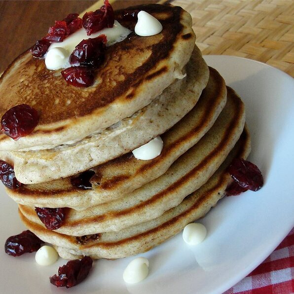 Как вариант украшения можете использовать ягоды