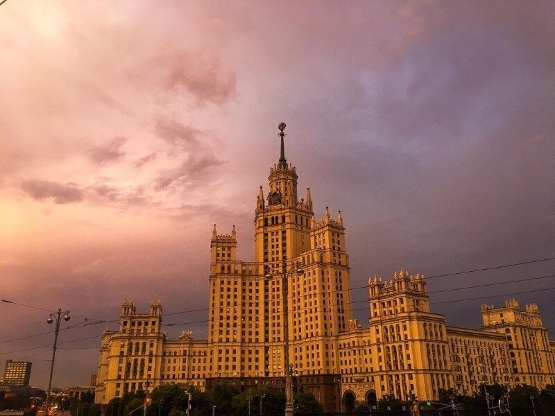 Что там в москве. Сталинские высотки в Питере. Сталинская высотка в Саранске. Сталинская высотка в Москве с собором. Москва сталинская высотка в тумане.