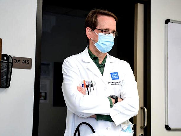 мужчина в маске: доктор Роберт Атмар руководит исследованием бустерных доз в Медицинском колледже Бейлора в Техасе.  Медицинский колледж Бейлора© Медицинский колледж Бейлора Доктор Роберт Атмар руководит исследованием бустерных доз в Медицинском колледже Бейлора в Техасе. Медицинский колледж Бейлора Фото из открытых источников