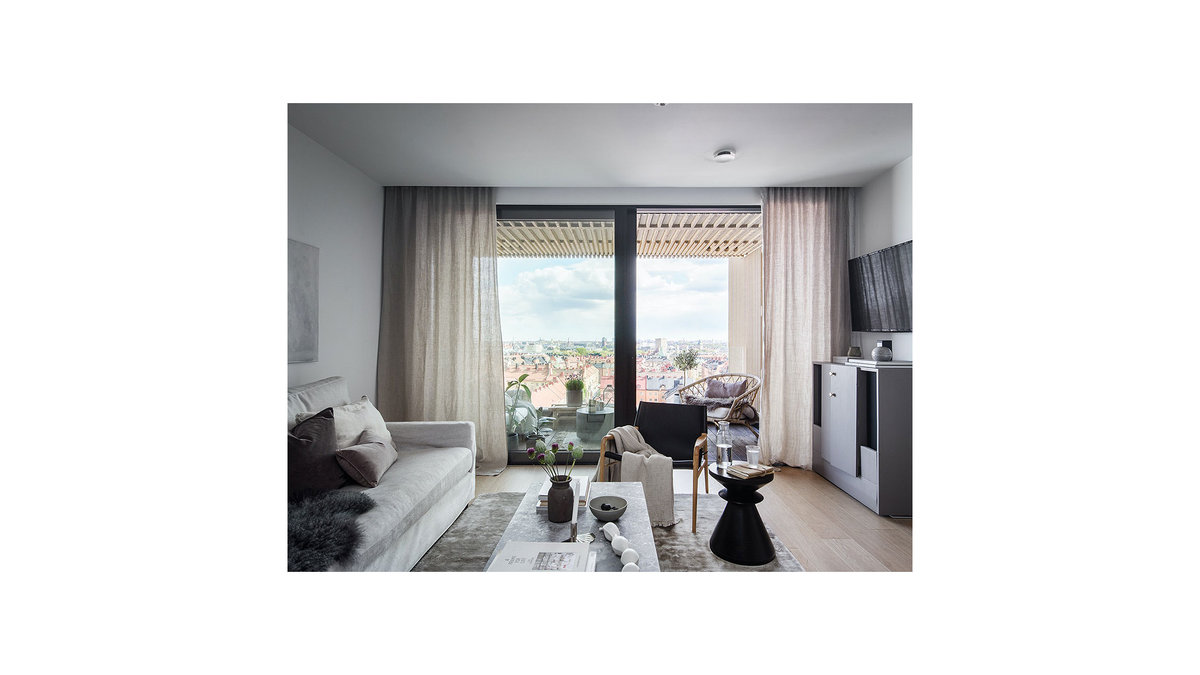 Большие поверхности, высокая безопасность 
Выбирая окна большой площади или раздвижные двери, нам не нужно беспокоиться о безопасности. Они усилены и не устойчивы ни к суровым погодным условиям, ни к моему риску обрушения. Примером могут служить не только частные дома, где строители все чаще выбирают такие решения, но и торговые центры и огромные офисные здания. Тем более что - по статистике полиции - грабители, чтобы проникнуть внутрь, в большинстве случаев не бьют окна, потому что, во-первых, вопреки видимости, это непростая задача, а во-вторых, создает много шума.

Не зря дизайнеры все чаще используют крупное остекление. Они не только визуально увеличивают интерьер, но и обеспечивают лучшее освещение и более эффективный обогрев. Однако важно, чтобы это были изделия с лучшими техническими параметрами и из материалов высочайшего качества. Тогда у нас нет причин бояться безопасности или беспокоиться об атмосферных явлениях.