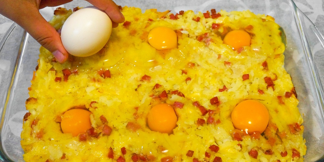 Сырые яйца кладу на картошку и запекаю в духовке: готовлю бюджетную картофельную запеканку с яйцом для гостей.