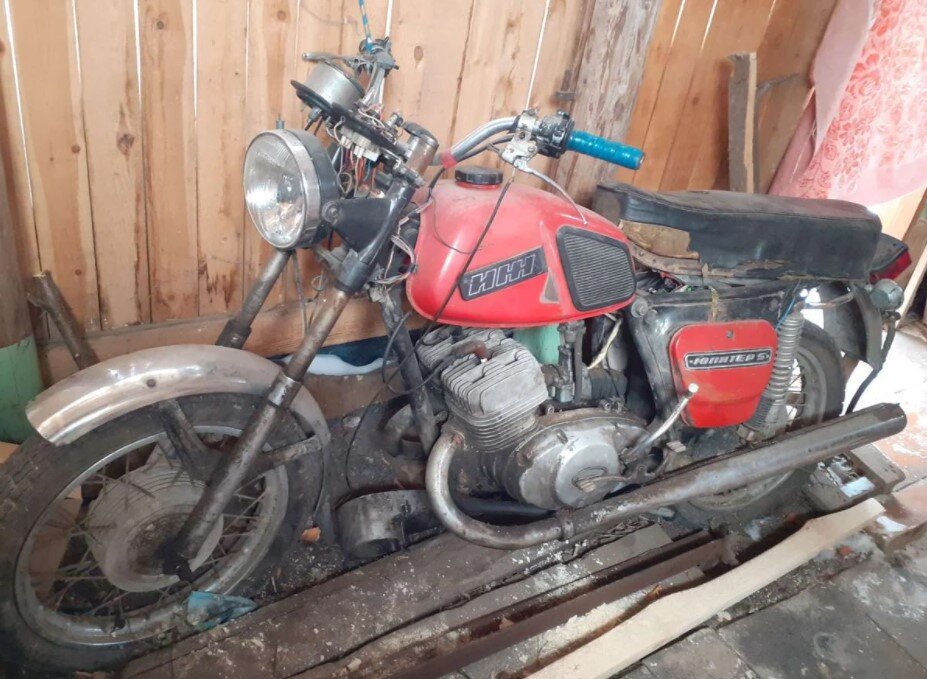 Пример: Иж Юпитер 5, продают за 20 тысяч, пишут что на ходу, единственный минус - не заряжается АКБ. Ага. конечно. Он может и заведется, прокатитесь на нем разок, а потом возле него пол дня плясать. И так по кругу. 