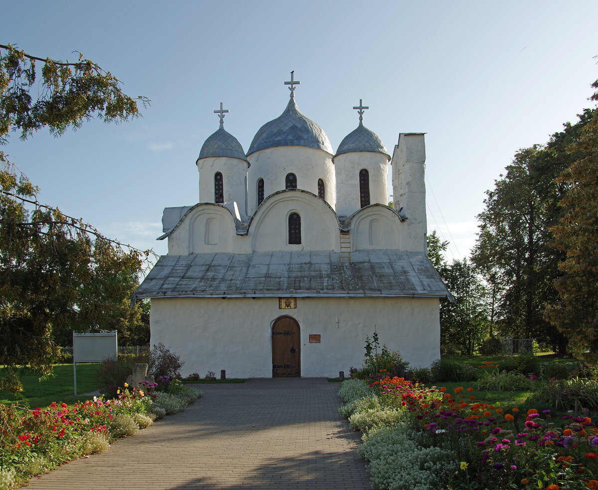 Храмы псковской архитектурной школы. Храмы псковской архитектурной. Псковская школа зодчества храмы. Храмы пскова церковь богоявления с запсковья. Храмы псковской архитектурной школы.