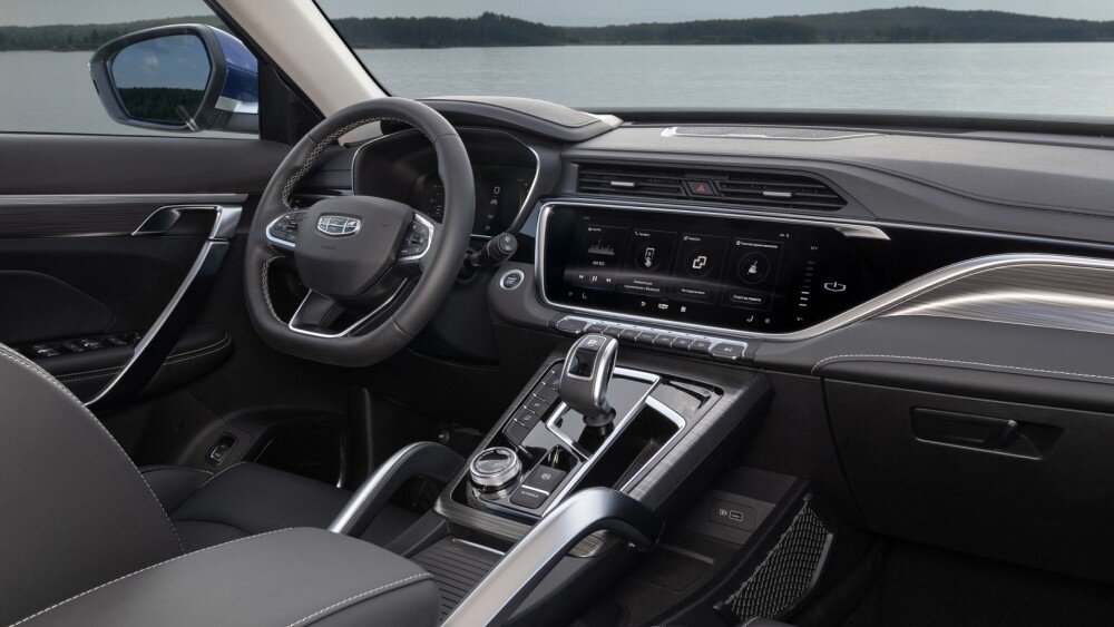 На фото: в салоне кроссовера можно найти черты других моделей Geely