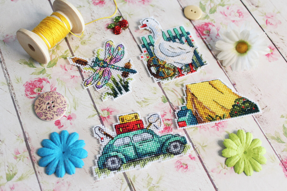 "Времена года.Лето.Магниты". Состав: пластиковая канва, нитки мулине 23 цвета, фетр белого цвета, игла, магнитное полотно, двухцветная схема для четырех сюжетов и руководство по вышиванию. Размер:7*8