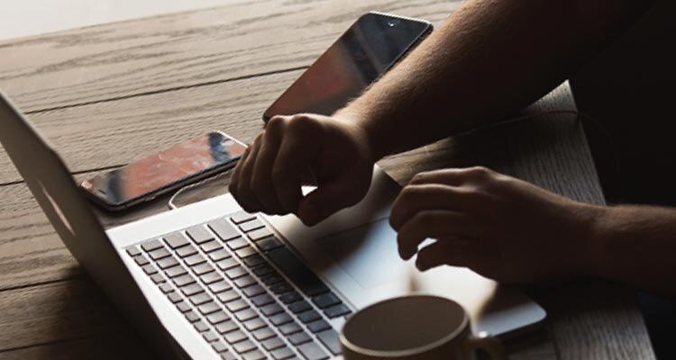 Хоть десятью гаджетами обложись - на просто "Привет!" она не ответит...