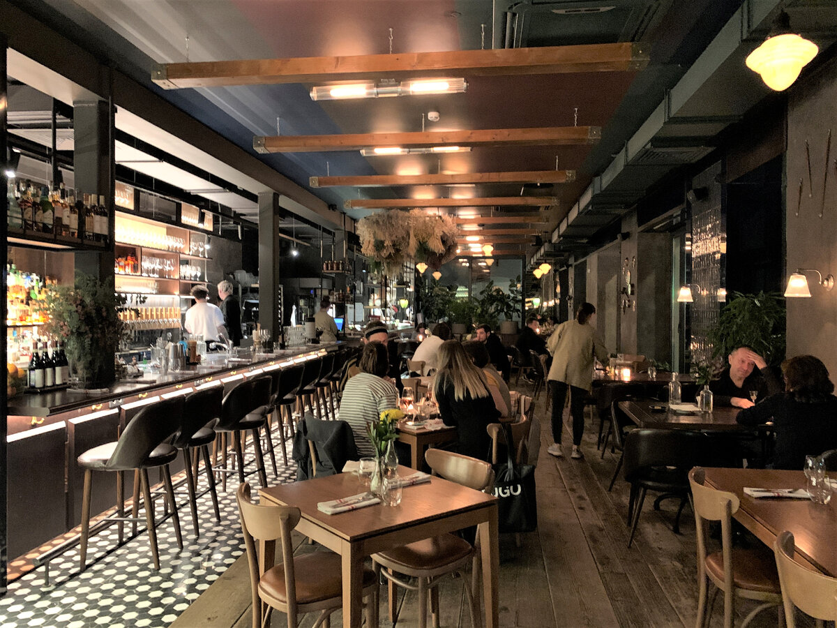 Длинный зал на первом этаже