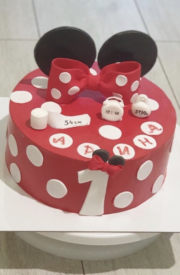 Круглые ушки и красный бантик! Кто это? Всем известная Минни маус! Яркий тортик на День Рождения 🍰 🥳 малышке Арине. Впереди много-много разных чудес и радостей! С Днём рождения! «Оранжевый бархат». Сочный бисквит, апельсиновая пропитка, апельсиновое конфи, апельсиновый кремчиз! 