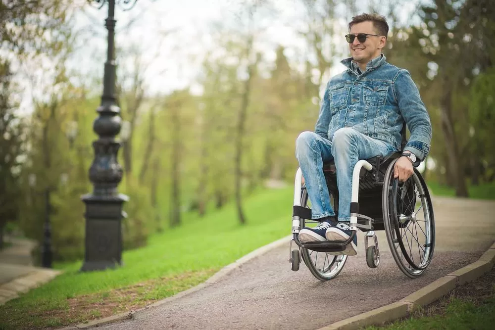 Фэнг на коляске. Инвалид на коляске. Человек в инвалидной коляске. Мужчина в инвалидной коляске. Мужчина с коляской.