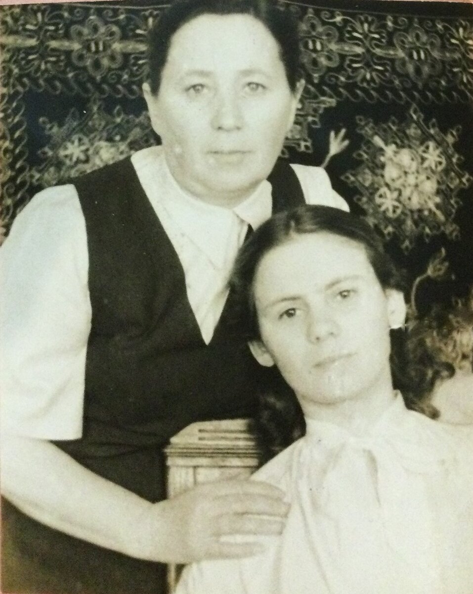 Мама и бабушка Хася Ефимовна. Фотографий военных лет не сохранилось