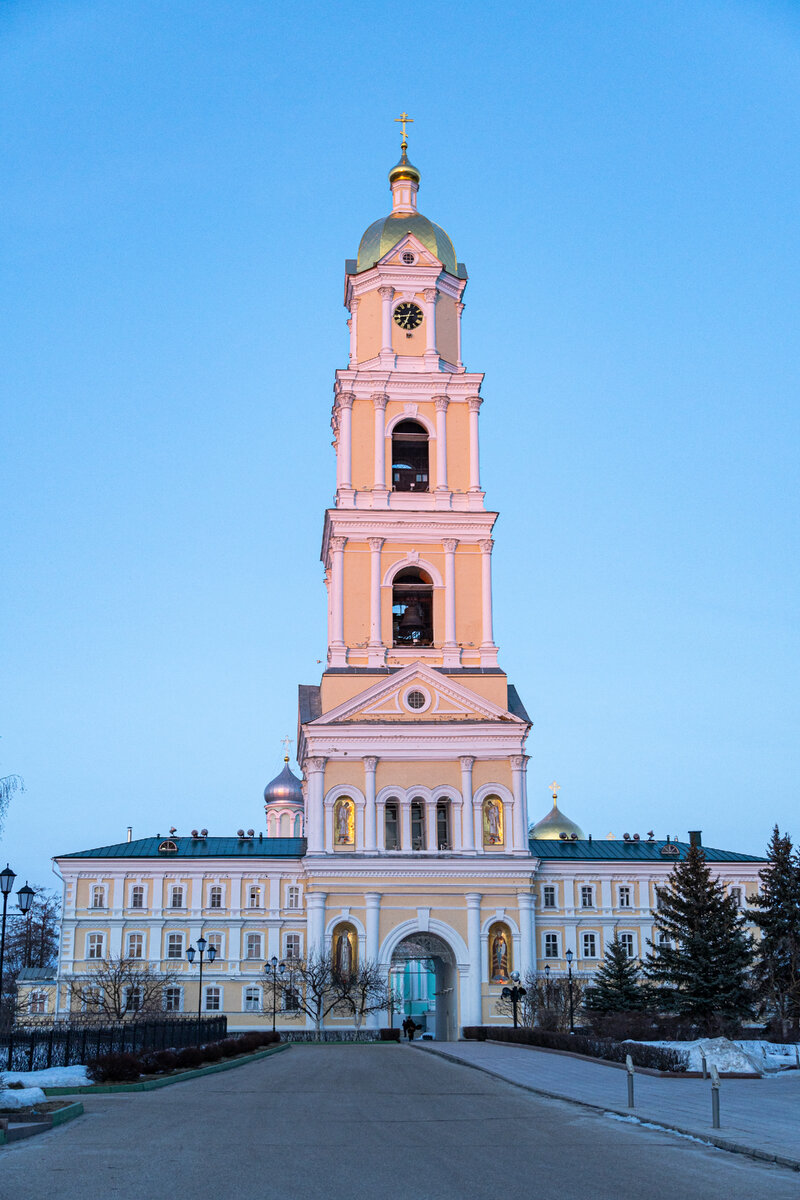 1. Колокольня Серафимо-Дивеевского монастыря на закате 4 апреля, сразу после того, как я приехал в Дивеево (вид с запада). Видны по одному куполу Троицкого и Преображенского собора.