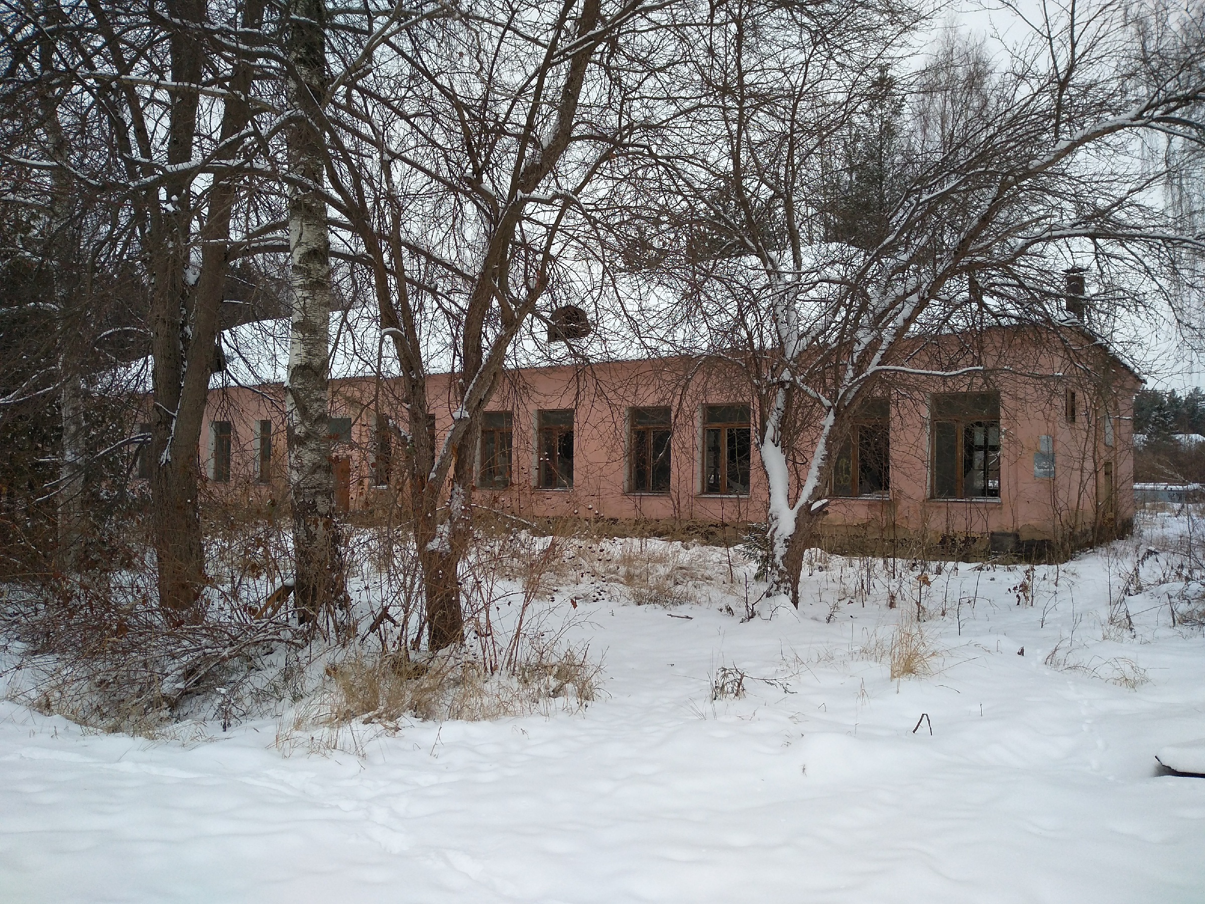 Как сегодня выглядит территория полузаброшенной в/ч 44684. Показываем.7