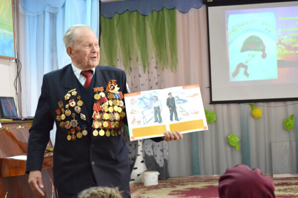    Александр Григорьевич делится знаниями с юным поколением