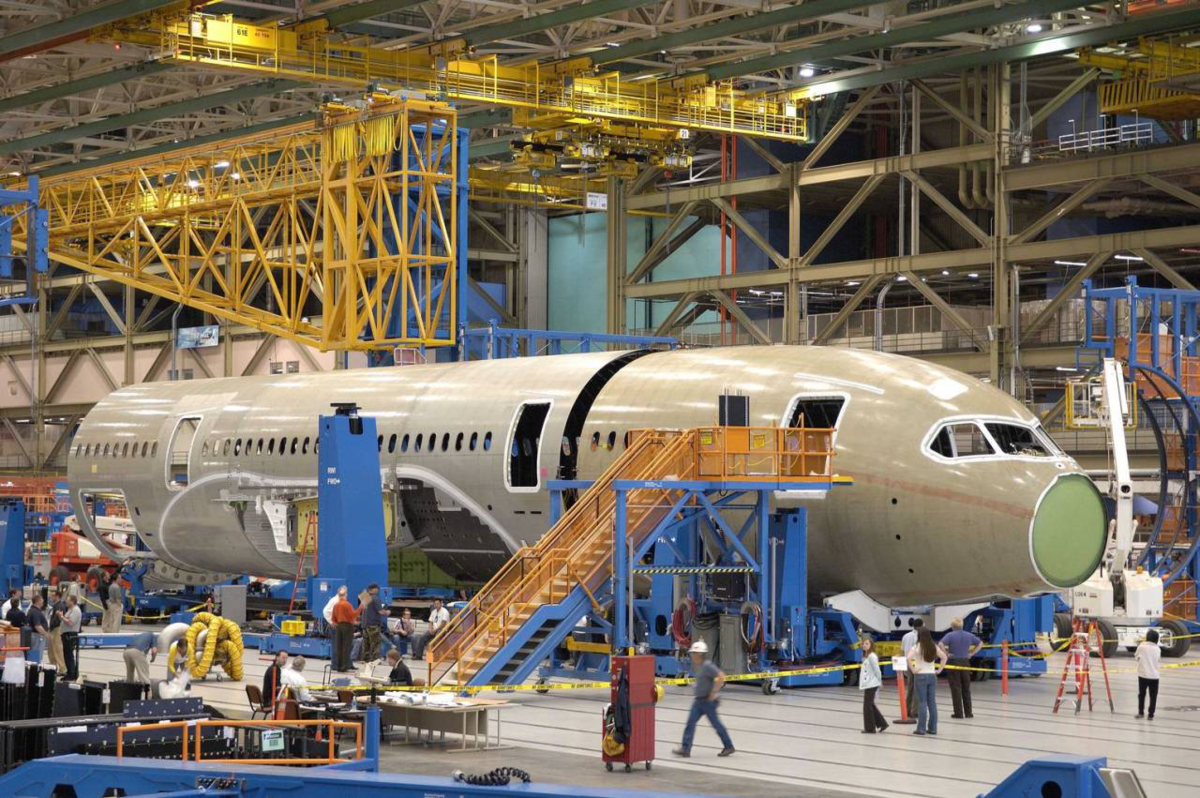 Сборочный завод мс-21. Завод боинг 747. Самолет в ангаре. Мировая авиационная промышленность. Ssj 100 шасси.