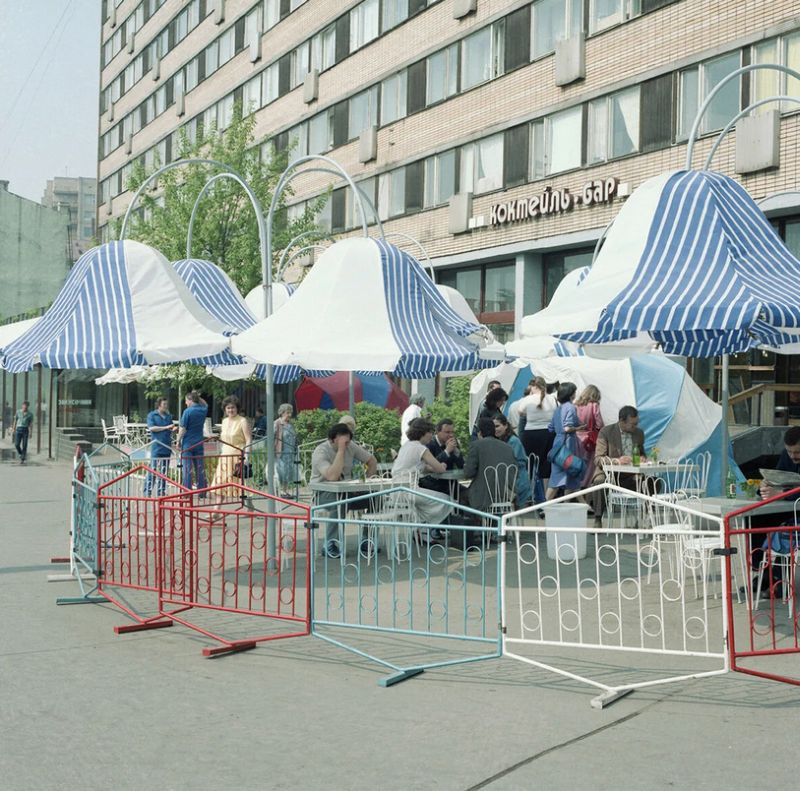 1 июля 1987 года. Москва, Пушкинская площадь. Летние столики у кафе «Лира»