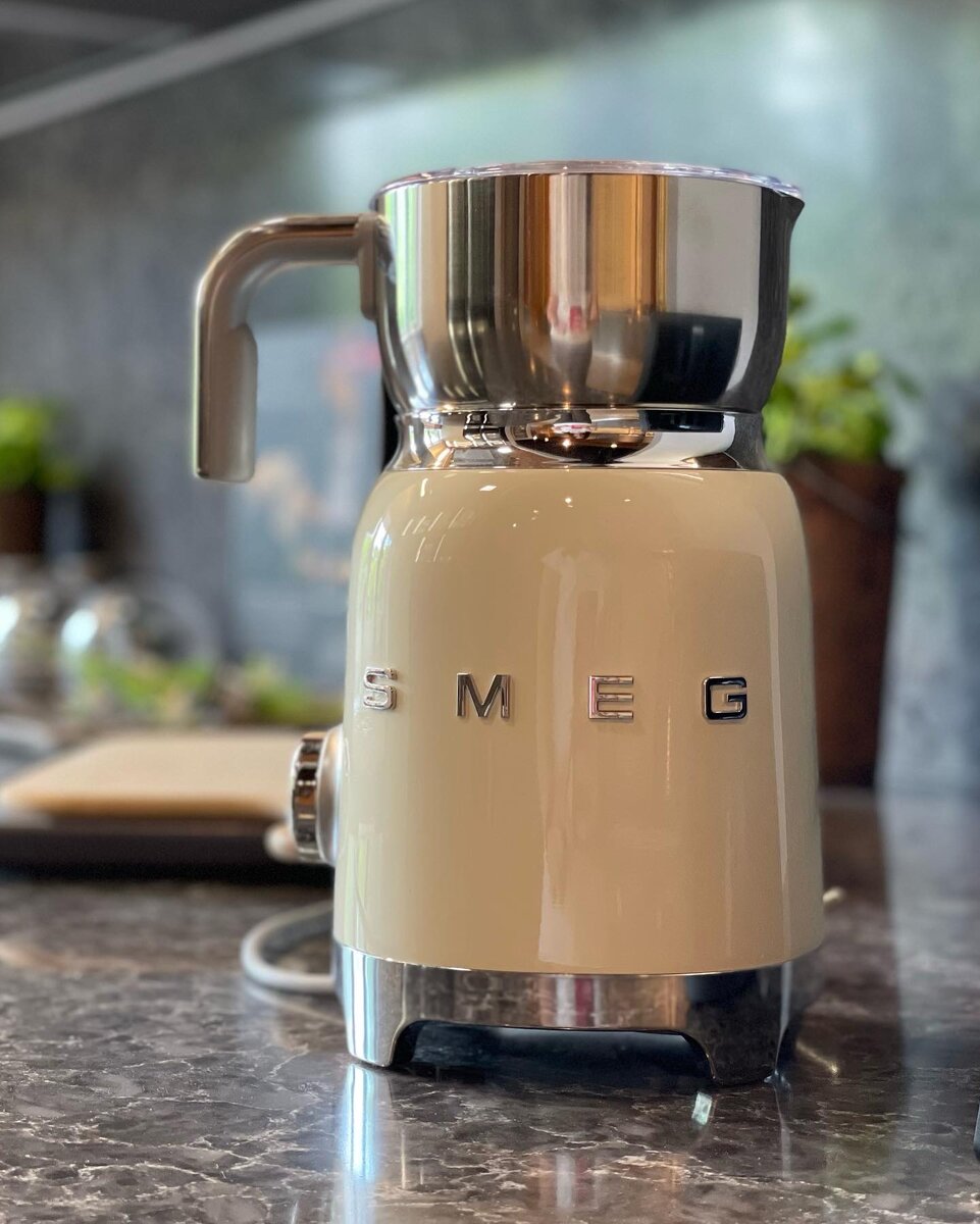  Компания Smeg позаботилась не только о функциональности и качестве своих приборов, но и об оригинальном и неповторимом дизайне.  🔸Кофеварки Smeg помогут сварить ароматный и бодрящий кофе.