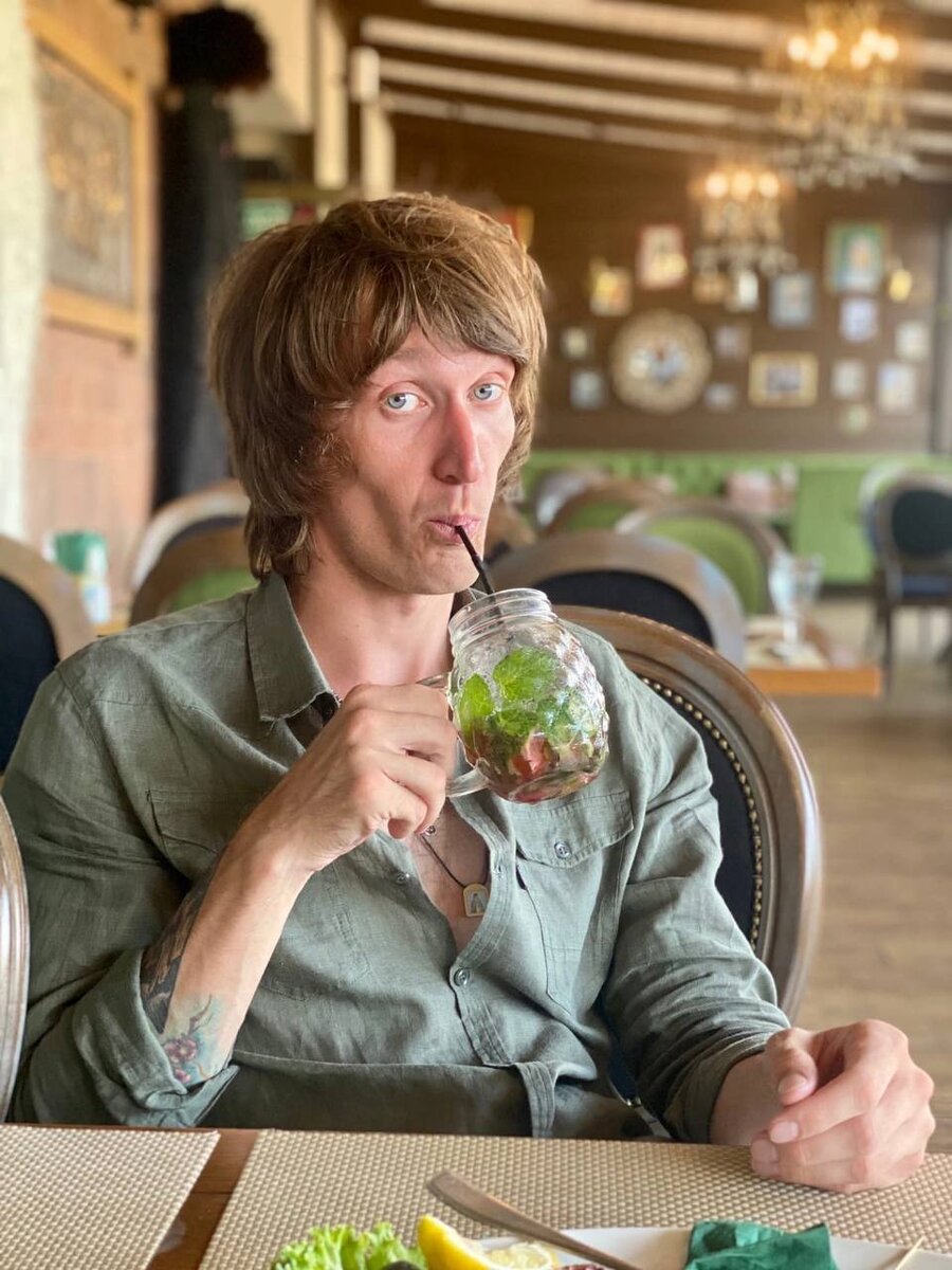 Это я в грузинском ресторане Батоно, изо всех сил соблюдаю питьевой режим!