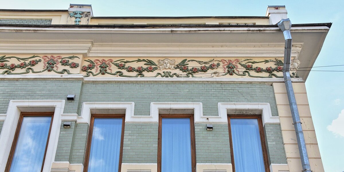 Фриз на фасаде особняка в стиле "Модерн"