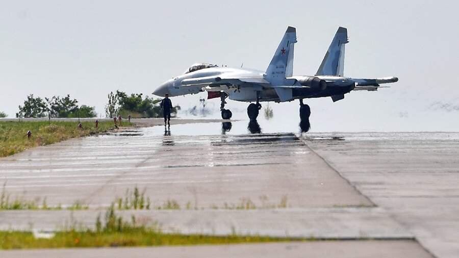 Самолёт на бетонке летной полосы.  фото: картинки  яндекса.