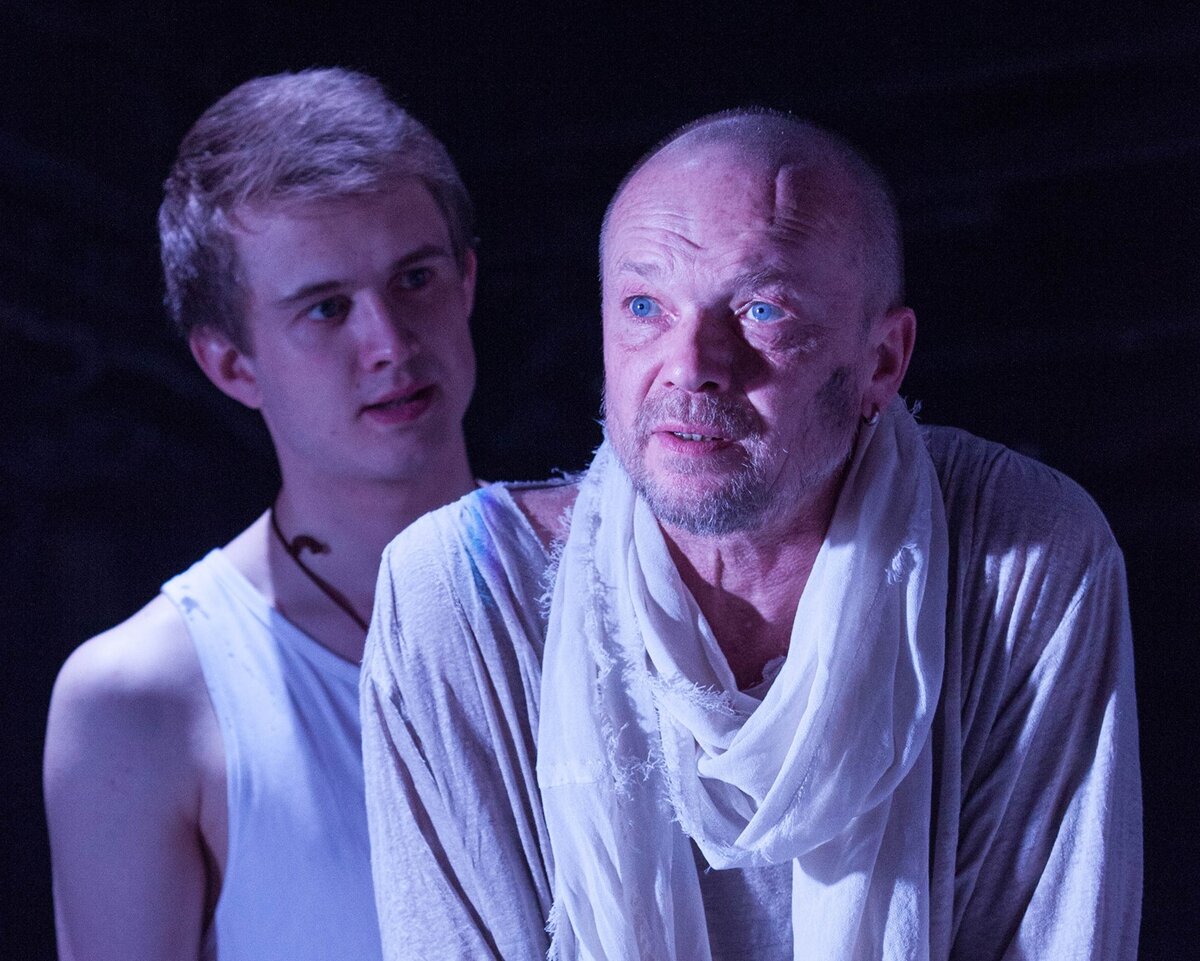 Сцена из спектакля «В ожидании варваров» (2016) Театра Олега Табакова