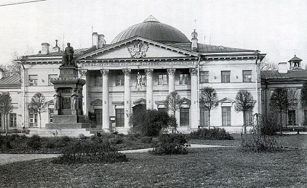 Здание военно-медицинской академии с памятником Я. Ф. Виллие на фото 1914 года