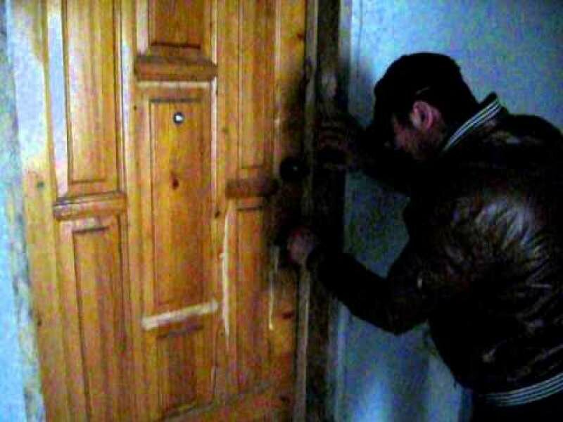 Человек за дверью. Человек выбивает дверь. Сияние стэнли кубрик близняшки. Выбить закрытую дверь. Человек врывается в дверь.