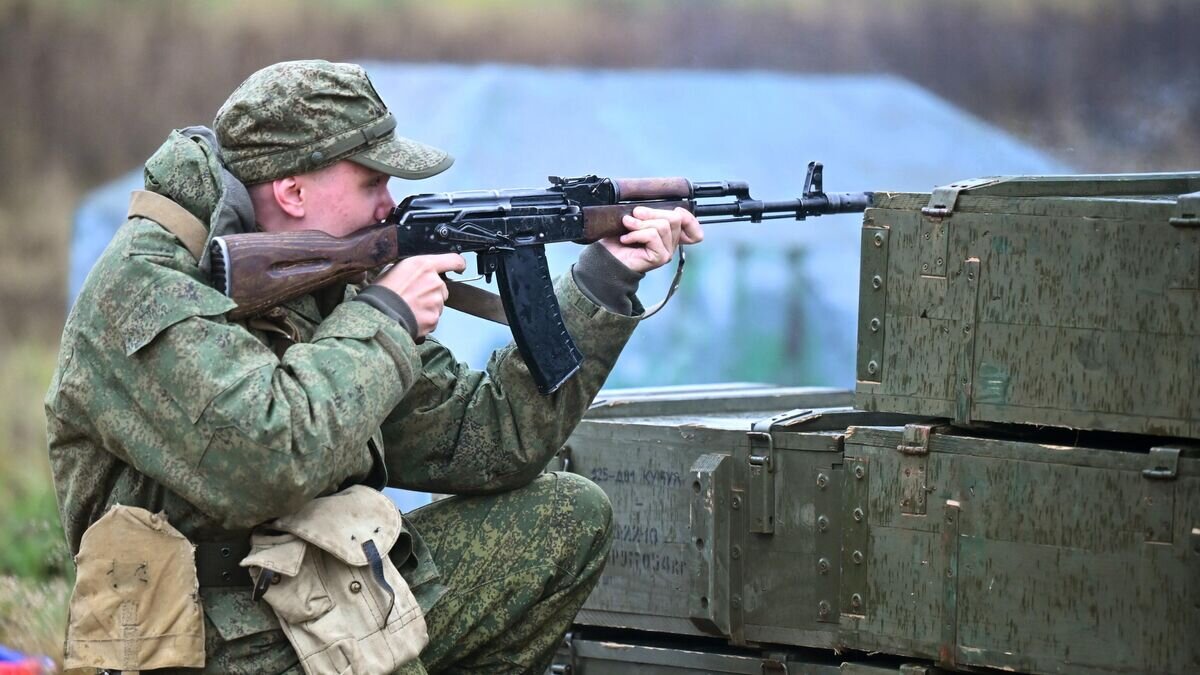     Военнослужащий из числа мобилизованных проходит обучение на военных сборах в Подмосковье© РИА Новости / Илья Питалев