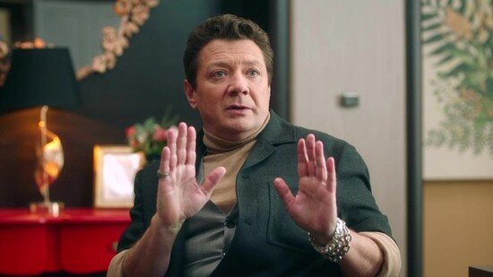 длинный, но низко посаженный мизинец Автор приводит фото только для примера отдельно взятого признака, а не с целью скомпрометировать или опорочить человека)  