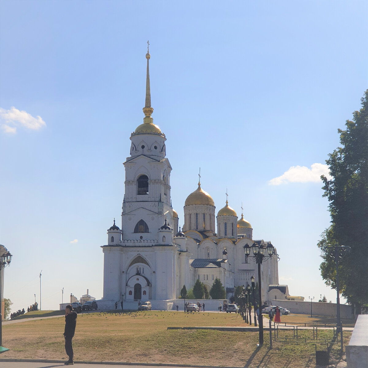 Успенский собор, построен в 1160 году, крупнейший храм для своего времени. В нем венчались на княжение русские правители.