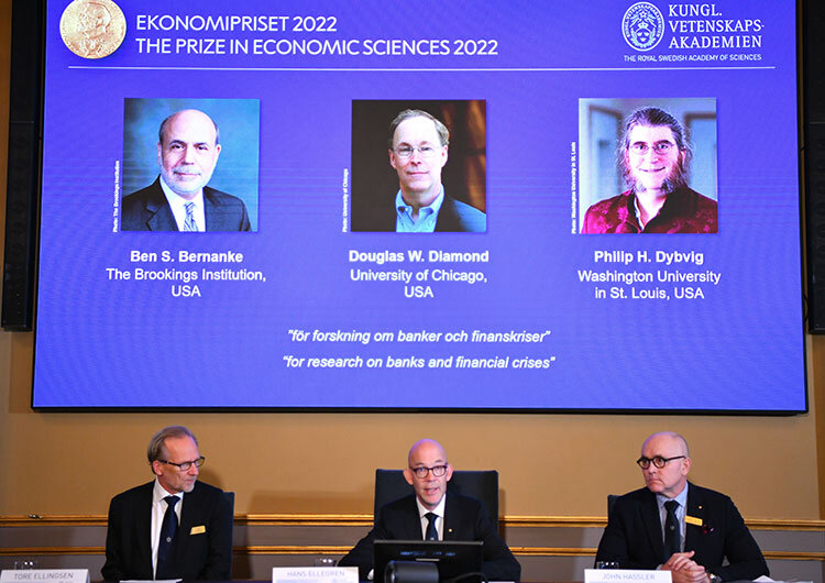    «Троица лауреатов [Нобелевской премии] получила свою премию за «исследования роли банков в экономике, особенно во время финансовых кризисов»